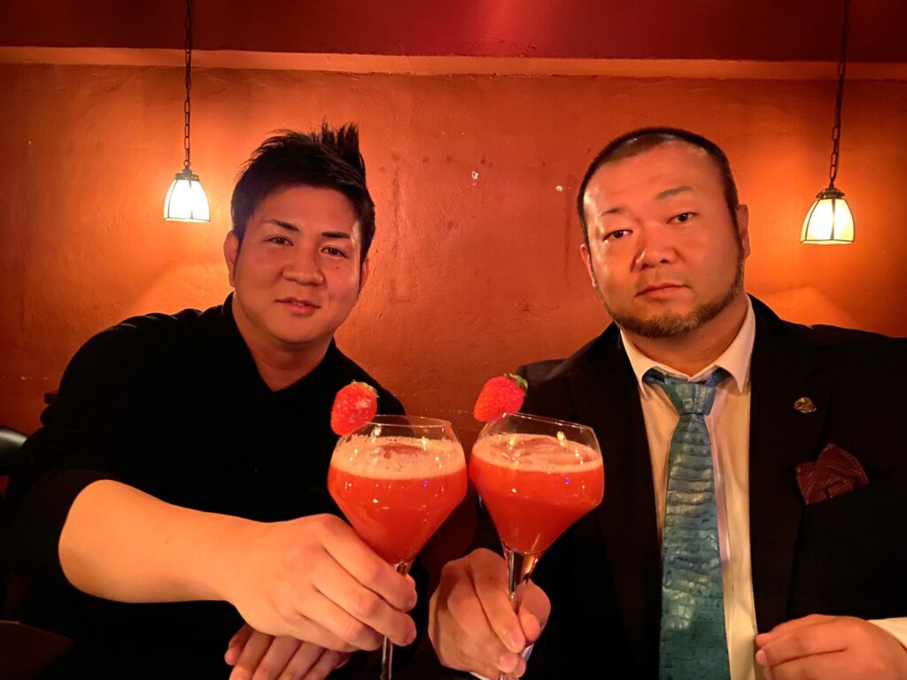 野田社長とイチゴのカクテル